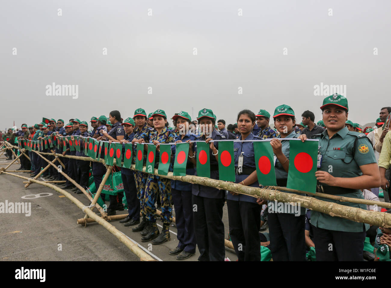 Les femmes membres des forces de sécurité participer à l'événement intitulé "Lakho Konthe Shonar Bangla". Plus de 2,5 personnes lakh hymne national chorus à Nat Banque D'Images