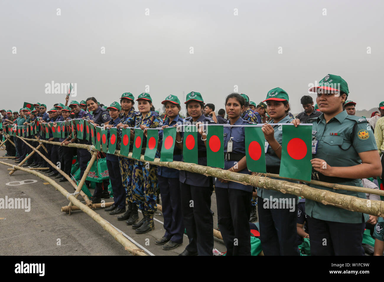 Les femmes membres des forces de sécurité participer à l'événement intitulé "Lakho Konthe Shonar Bangla". Plus de 2,5 personnes lakh hymne national chorus à Nat Banque D'Images