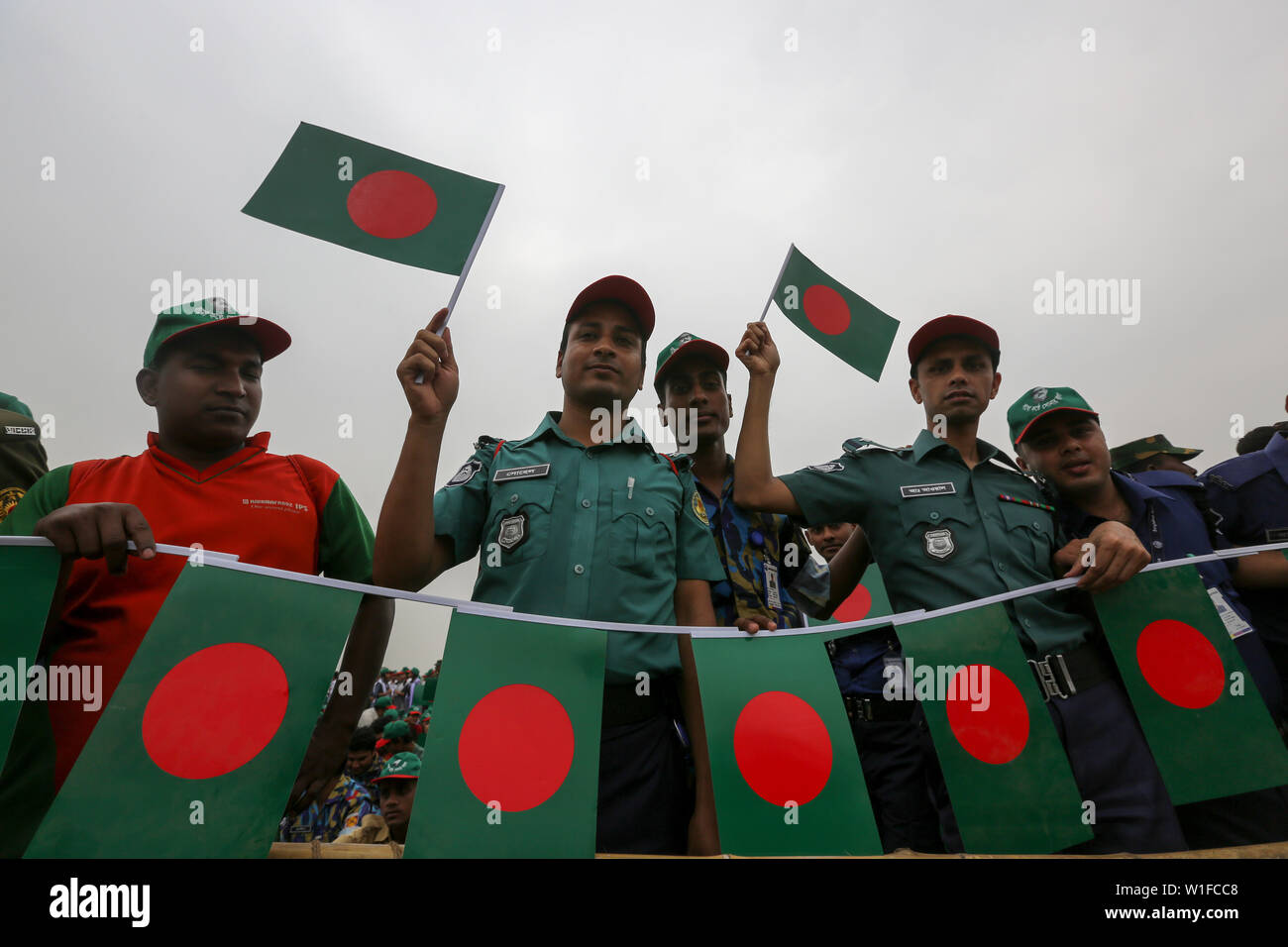 Les membres des forces de sécurité participer à l'événement intitulé "Lakho Konthe Shonar Bangla". Plus de 2,5 personnes lakh hymne national chorus au niveau national P Banque D'Images