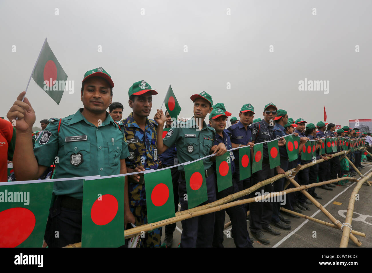 Les membres des forces de sécurité participer à l'événement intitulé "Lakho Konthe Shonar Bangla". Plus de 2,5 personnes lakh hymne national chorus au niveau national P Banque D'Images