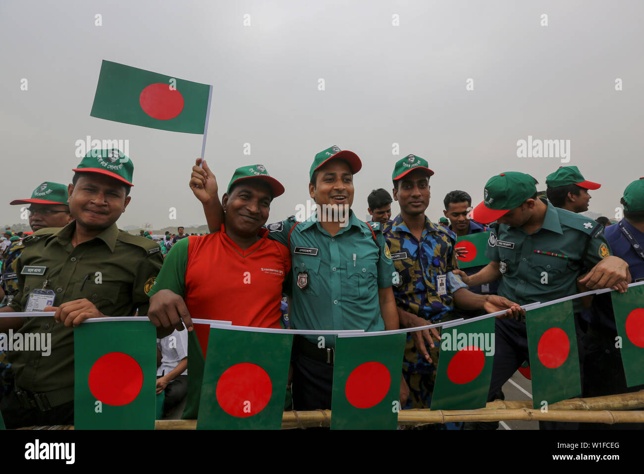 Les membres des forces de sécurité participer à l'événement intitulé "Lakho Konthe Shonar Bangla". Plus de 2,5 personnes lakh hymne national chorus au niveau national P Banque D'Images