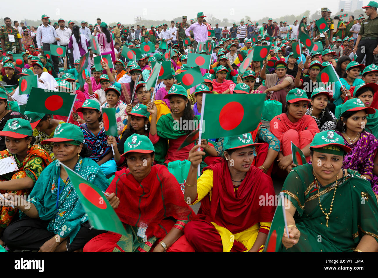 Les femmes participent à l'événement intitulé "Lakho Konthe Shonar Bangla". Plus de 2,5 personnes lakh hymne national chorus de Parade à l'échelle nationale dans le but de Banque D'Images