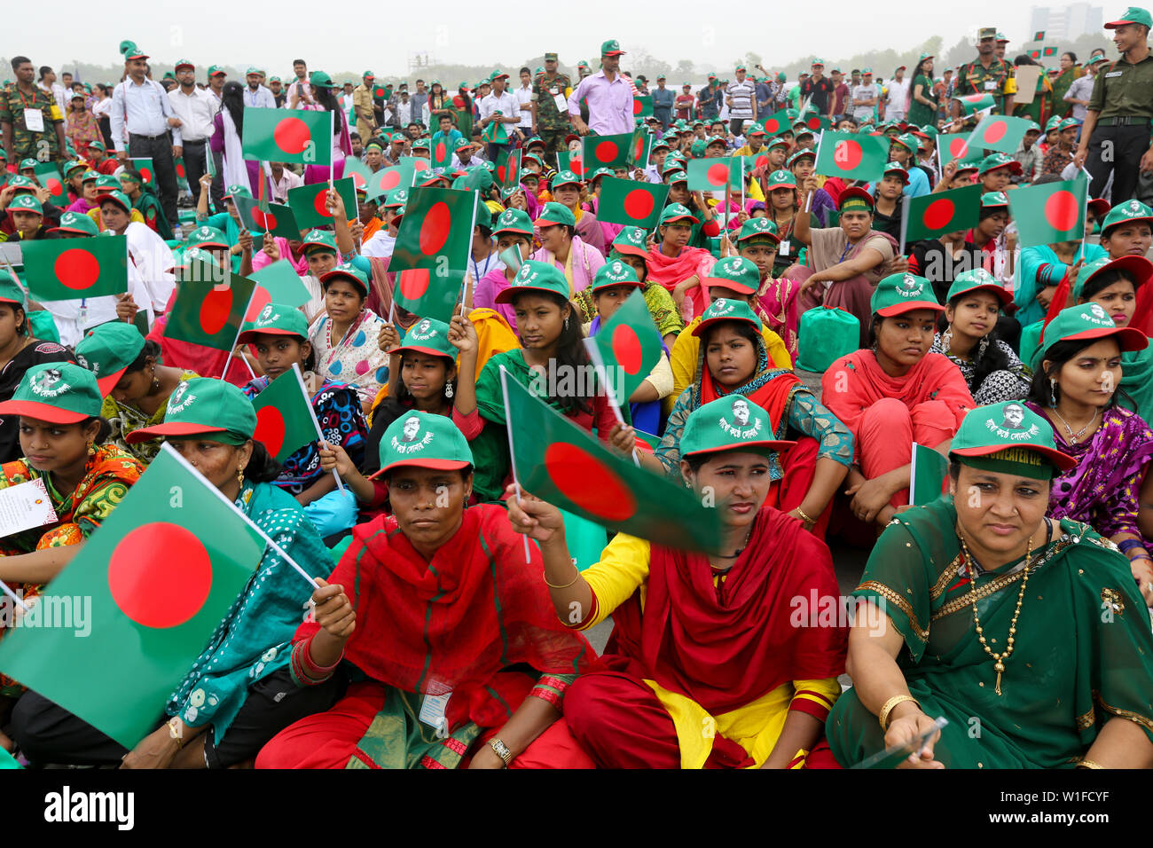 Les femmes participent à l'événement intitulé "Lakho Konthe Shonar Bangla". Plus de 2,5 personnes lakh hymne national chorus de Parade à l'échelle nationale dans le but de Banque D'Images