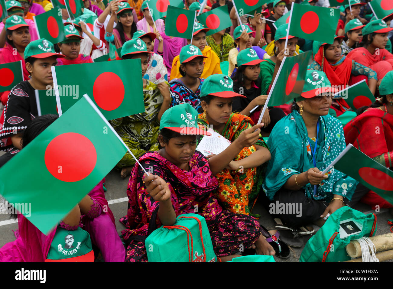 Les femmes participent à l'événement intitulé "Lakho Konthe Shonar Bangla". Plus de 2,5 personnes lakh hymne national chorus de Parade à l'échelle nationale dans le but de Banque D'Images