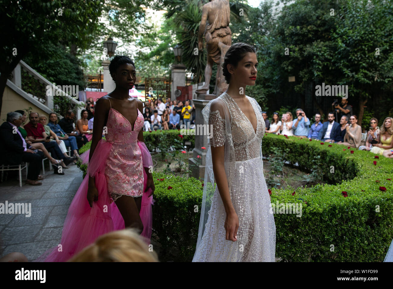 (190702) -- Athènes, 2 juillet 2019 (Xinhua) -- présenter les modèles creations par créateur Vassilios Kostetsos au cours d'un défilé de mode dans le jardin de la Musée numismatique d'Athènes en Grèce, le 1 juillet 2019. Vassilios Kostetsos, l'un des grands couturiers de la Grèce au cours des trois dernières décennies, a présenté sa nouvelle collection "l'Aphrodite de Milo' Couture 2019-2020 ici lundi soir, en encourageant l'industrie de la mode de mettre l'accent sur la vraie figure féminine, juste la façon dont les anciens Grecs conçue de la beauté. Pour aller avec le grec 'Fashion designer présente collection inspirée par l'Aphrodite de Milo" (Xinhua Banque D'Images