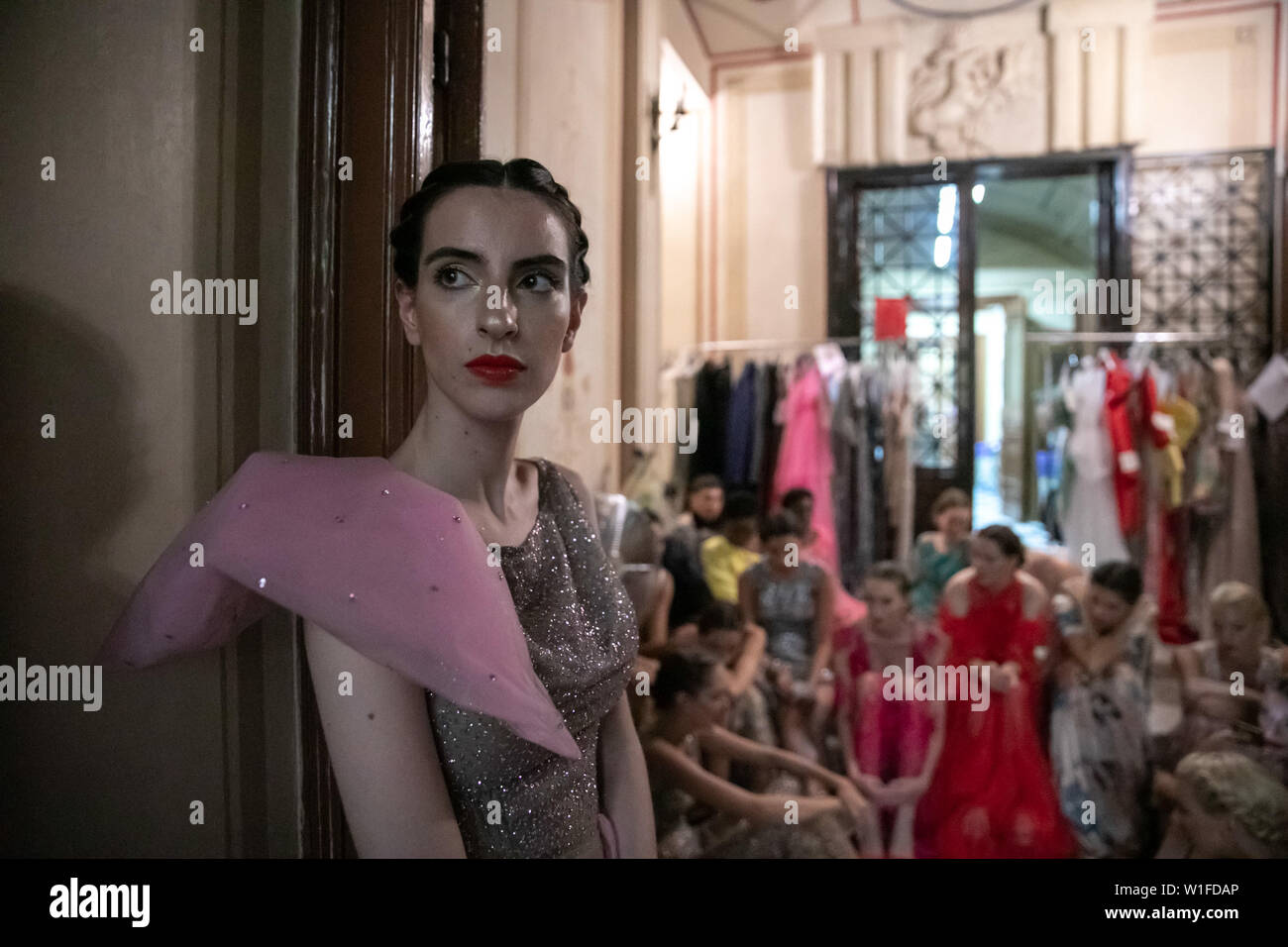 (190702) -- Athènes, 2 juillet 2019 (Xinhua) -- Les modèles sont vus dans les coulisses du défilé organisé par le créateur de mode grec Vassilios Kostetsos dans le jardin de la Musée numismatique d'Athènes en Grèce, le 1 juillet 2019. Vassilios Kostetsos, l'un des grands couturiers de la Grèce au cours des trois dernières décennies, a présenté sa nouvelle collection "l'Aphrodite de Milo' Couture 2019-2020 ici lundi soir, en encourageant l'industrie de la mode de mettre l'accent sur la vraie figure féminine, juste la façon dont les anciens Grecs conçue de la beauté. Pour aller avec le grec 'Fashion designer présente collection inspirée Banque D'Images