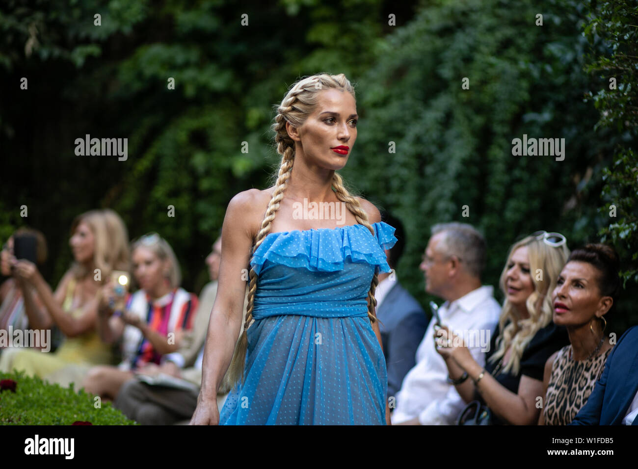 (190702) -- Athènes, 2 juillet 2019 (Xinhua) -- Un modèle présente une création de designer Vassilios Kostetsos au cours d'un défilé de mode dans le jardin de la Musée numismatique d'Athènes en Grèce, le 1 juillet 2019. Vassilios Kostetsos, l'un des grands couturiers de la Grèce au cours des trois dernières décennies, a présenté sa nouvelle collection "l'Aphrodite de Milo' Couture 2019-2020 ici lundi soir, en encourageant l'industrie de la mode de mettre l'accent sur la vraie figure féminine, juste la façon dont les anciens Grecs conçue de la beauté. Pour aller avec le grec 'Fashion designer présente collection inspirée par l'Aphrodite de Milo" (Xin Banque D'Images