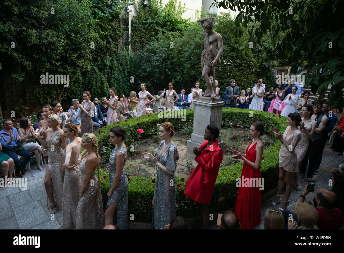 (190702) -- Athènes, 2 juillet 2019 (Xinhua) -- présenter les modèles creations par créateur Vassilios Kostetsos au cours d'un défilé de mode dans le jardin de la Musée numismatique d'Athènes en Grèce, le 1 juillet 2019. Vassilios Kostetsos, l'un des grands couturiers de la Grèce au cours des trois dernières décennies, a présenté sa nouvelle collection "l'Aphrodite de Milo' Couture 2019-2020 ici lundi soir, en encourageant l'industrie de la mode de mettre l'accent sur la vraie figure féminine, juste la façon dont les anciens Grecs conçue de la beauté. Pour aller avec le grec 'Fashion designer présente collection inspirée par l'Aphrodite de Milo" (Xinhua Banque D'Images