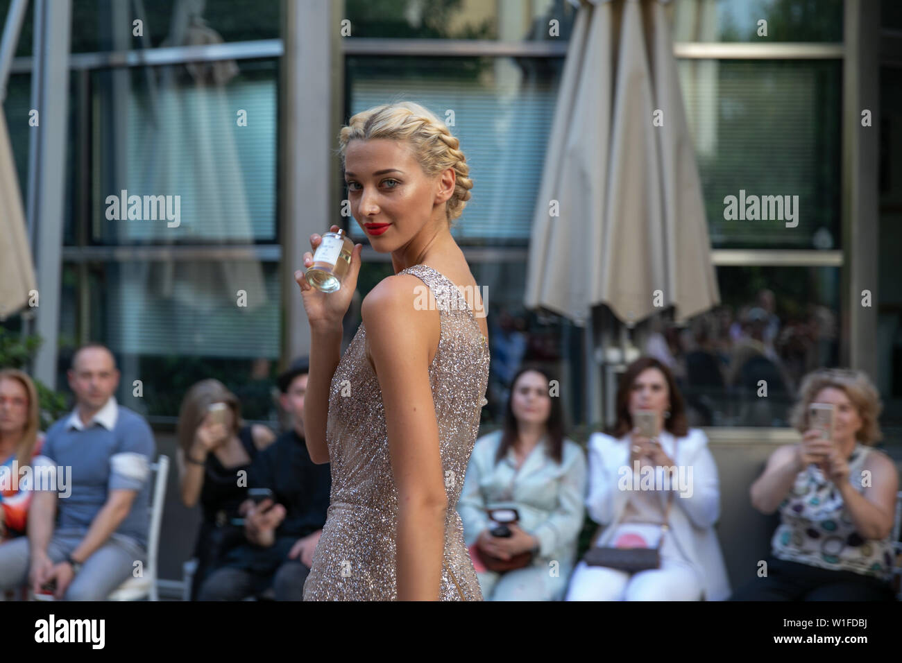 (190702) -- Athènes, 2 juillet 2019 (Xinhua) -- Un modèle présente une création de designer Vassilios Kostetsos au cours d'un défilé de mode dans le jardin de la Musée numismatique d'Athènes en Grèce, le 1 juillet 2019. Vassilios Kostetsos, l'un des grands couturiers de la Grèce au cours des trois dernières décennies, a présenté sa nouvelle collection "l'Aphrodite de Milo' Couture 2019-2020 ici lundi soir, en encourageant l'industrie de la mode de mettre l'accent sur la vraie figure féminine, juste la façon dont les anciens Grecs conçue de la beauté. Pour aller avec le grec 'Fashion designer présente collection inspirée par l'Aphrodite de Milo" (Xin Banque D'Images