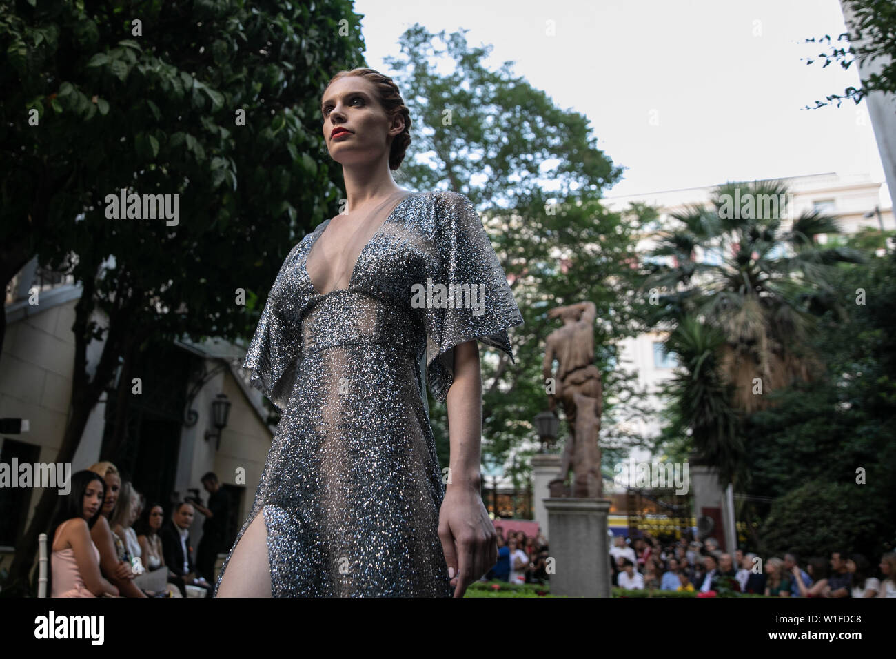 (190702) -- Athènes, 2 juillet 2019 (Xinhua) -- Un modèle présente une création de designer Vassilios Kostetsos au cours d'un défilé de mode dans le jardin de la Musée numismatique d'Athènes en Grèce, le 1 juillet 2019. Vassilios Kostetsos, l'un des grands couturiers de la Grèce au cours des trois dernières décennies, a présenté sa nouvelle collection "l'Aphrodite de Milo' Couture 2019-2020 ici lundi soir, en encourageant l'industrie de la mode de mettre l'accent sur la vraie figure féminine, juste la façon dont les anciens Grecs conçue de la beauté. Pour aller avec le grec 'Fashion designer présente collection inspirée par l'Aphrodite de Milo" (Xin Banque D'Images