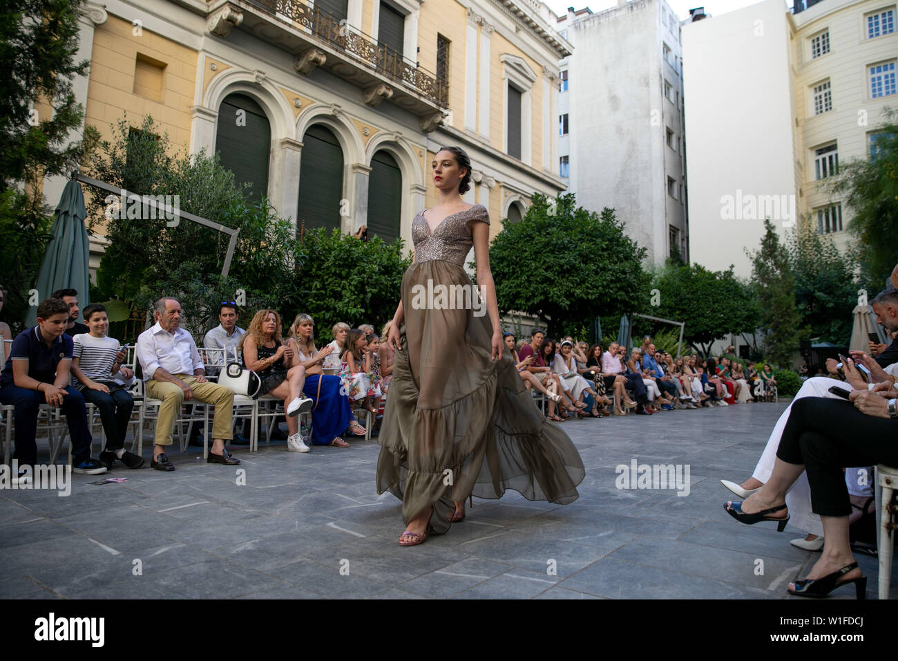 (190702) -- Athènes, 2 juillet 2019 (Xinhua) -- Un modèle présente une création de designer Vassilios Kostetsos au cours d'un défilé de mode dans le jardin de la Musée numismatique d'Athènes en Grèce, le 1 juillet 2019. Vassilios Kostetsos, l'un des grands couturiers de la Grèce au cours des trois dernières décennies, a présenté sa nouvelle collection "l'Aphrodite de Milo' Couture 2019-2020 ici lundi soir, en encourageant l'industrie de la mode de mettre l'accent sur la vraie figure féminine, juste la façon dont les anciens Grecs conçue de la beauté. Pour aller avec le grec 'Fashion designer présente collection inspirée par l'Aphrodite de Milo" (Xin Banque D'Images