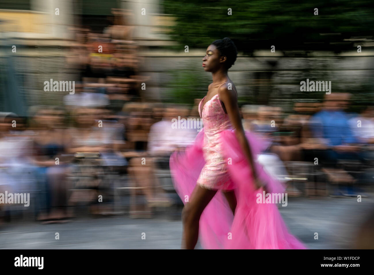 (190702) -- Athènes, 2 juillet 2019 (Xinhua) -- Un modèle présente une création de designer Vassilios Kostetsos au cours d'un défilé de mode dans le jardin de la Musée numismatique d'Athènes en Grèce, le 1 juillet 2019. Vassilios Kostetsos, l'un des grands couturiers de la Grèce au cours des trois dernières décennies, a présenté sa nouvelle collection "l'Aphrodite de Milo' Couture 2019-2020 ici lundi soir, en encourageant l'industrie de la mode de mettre l'accent sur la vraie figure féminine, juste la façon dont les anciens Grecs conçue de la beauté. Pour aller avec le grec 'Fashion designer présente collection inspirée par l'Aphrodite de Milo" (Xin Banque D'Images