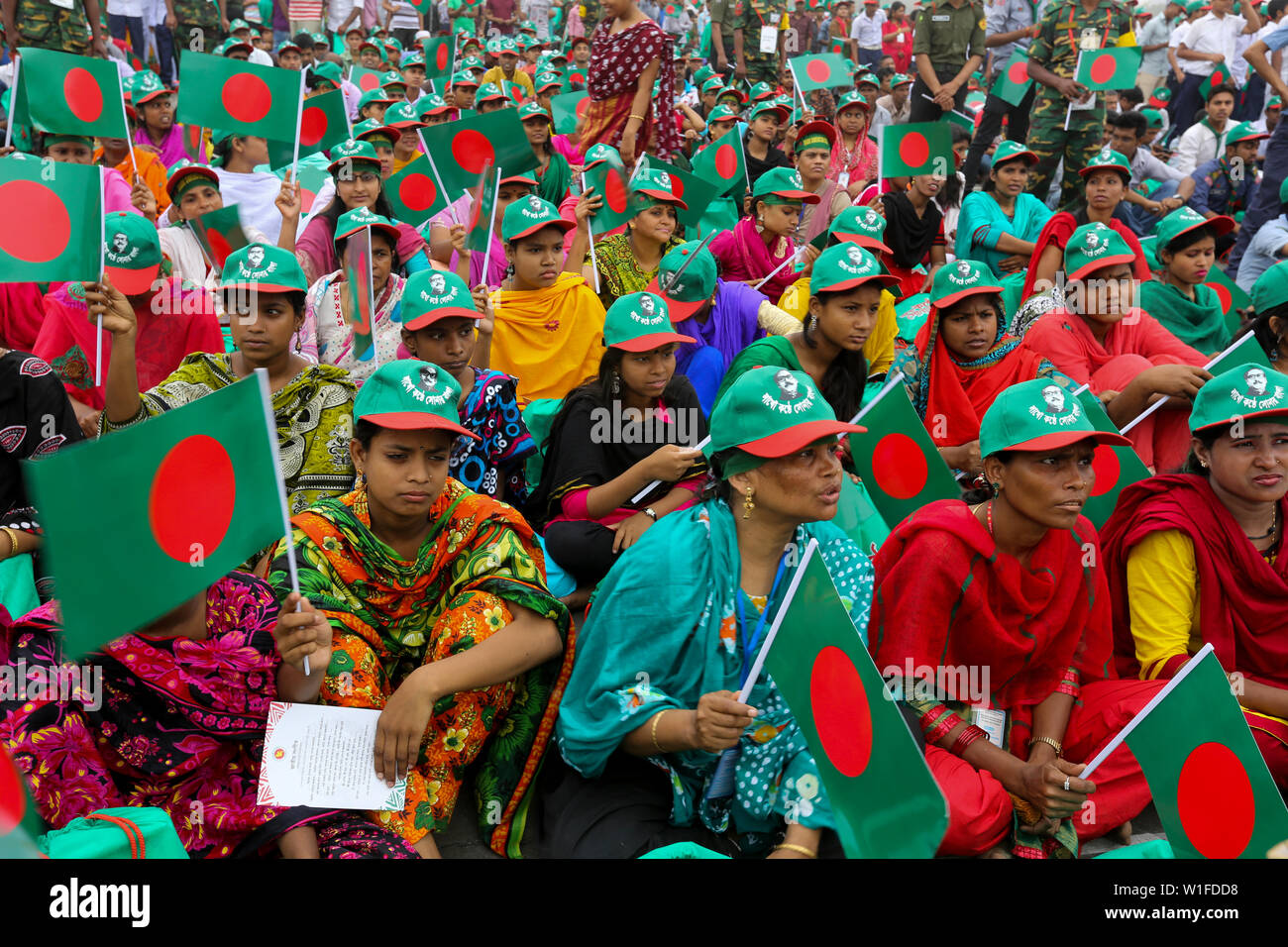 Les femmes participent à l'événement intitulé "Lakho Konthe Shonar Bangla". Plus de 2,5 personnes lakh hymne national chorus de Parade à l'échelle nationale dans le but de Banque D'Images