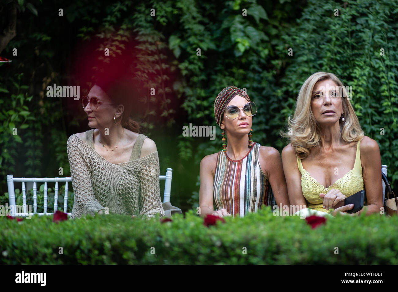 (190702) -- Athènes, 2 juillet 2019 (Xinhua) -- les gens regardent la présentation de modèles creations par créateur Vassilios Kostetsos au cours d'un défilé de mode dans le jardin de la Musée numismatique d'Athènes en Grèce, le 1 juillet 2019. Vassilios Kostetsos, l'un des grands couturiers de la Grèce au cours des trois dernières décennies, a présenté sa nouvelle collection "l'Aphrodite de Milo' Couture 2019-2020 ici lundi soir, en encourageant l'industrie de la mode de mettre l'accent sur la vraie figure féminine, juste la façon dont les anciens Grecs conçue de la beauté. Pour aller avec le grec 'Fashion designer présente collection inspirée par l'Aphrodite Banque D'Images