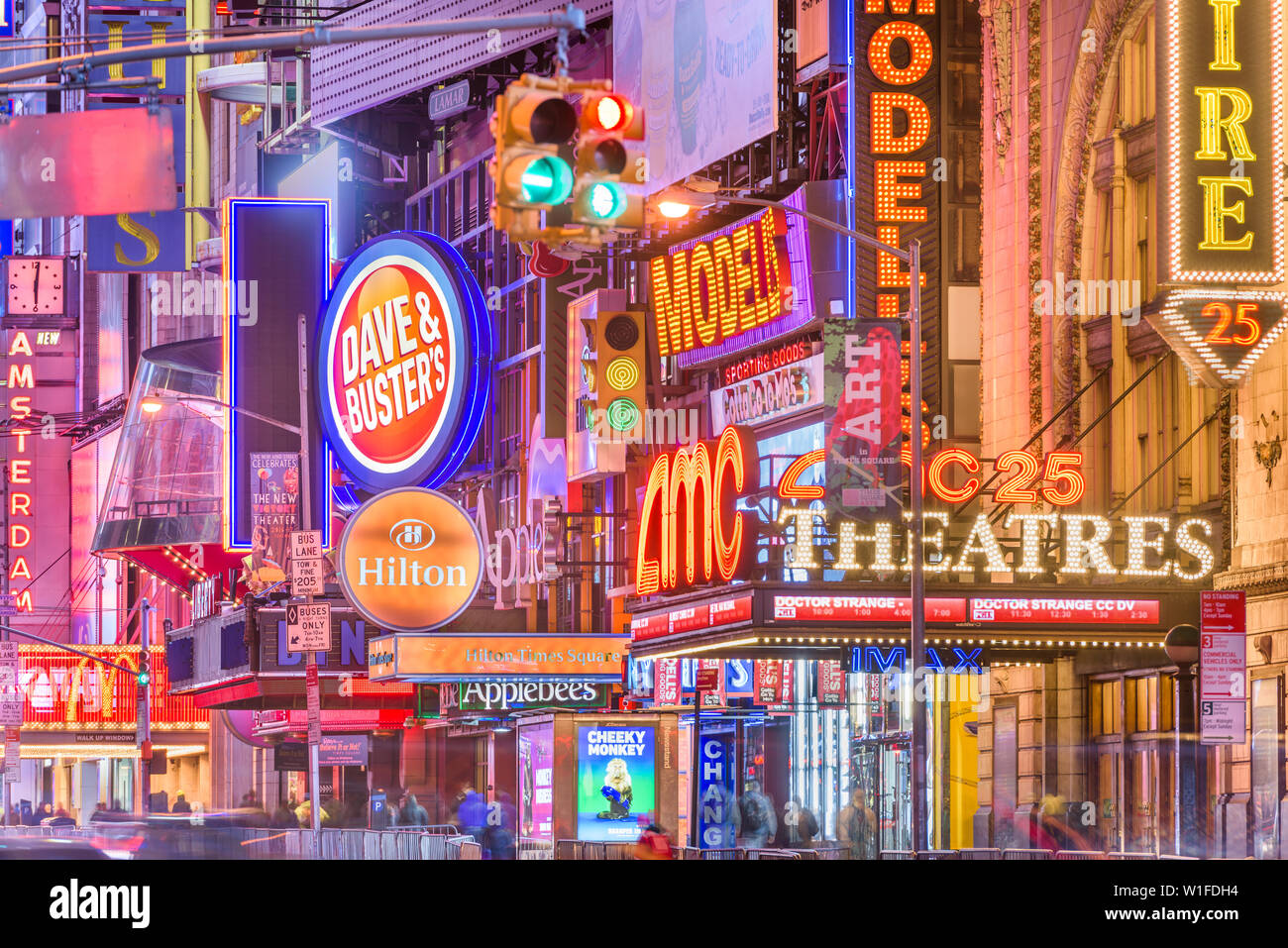 NEW YORK - 14 NOVEMBRE 2016 : déplacement du trafic ci-dessous les enseignes lumineuses de la 42e Rue. La rue abrite de nombreux théâtres, magasins, Banque D'Images