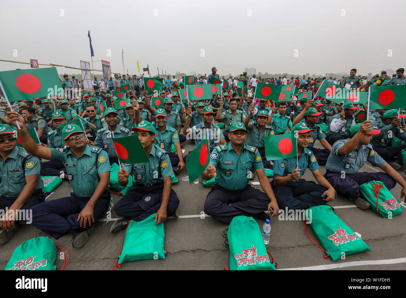 Les membres des forces de sécurité participer à l'événement intitulé "Lakho Konthe Shonar Bangla". Plus de 2,5 personnes lakh hymne national chorus au niveau national P Banque D'Images