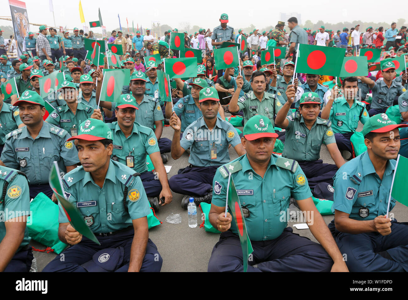 Les membres des forces de sécurité participer à l'événement intitulé "Lakho Konthe Shonar Bangla". Plus de 2,5 personnes lakh hymne national chorus au niveau national P Banque D'Images
