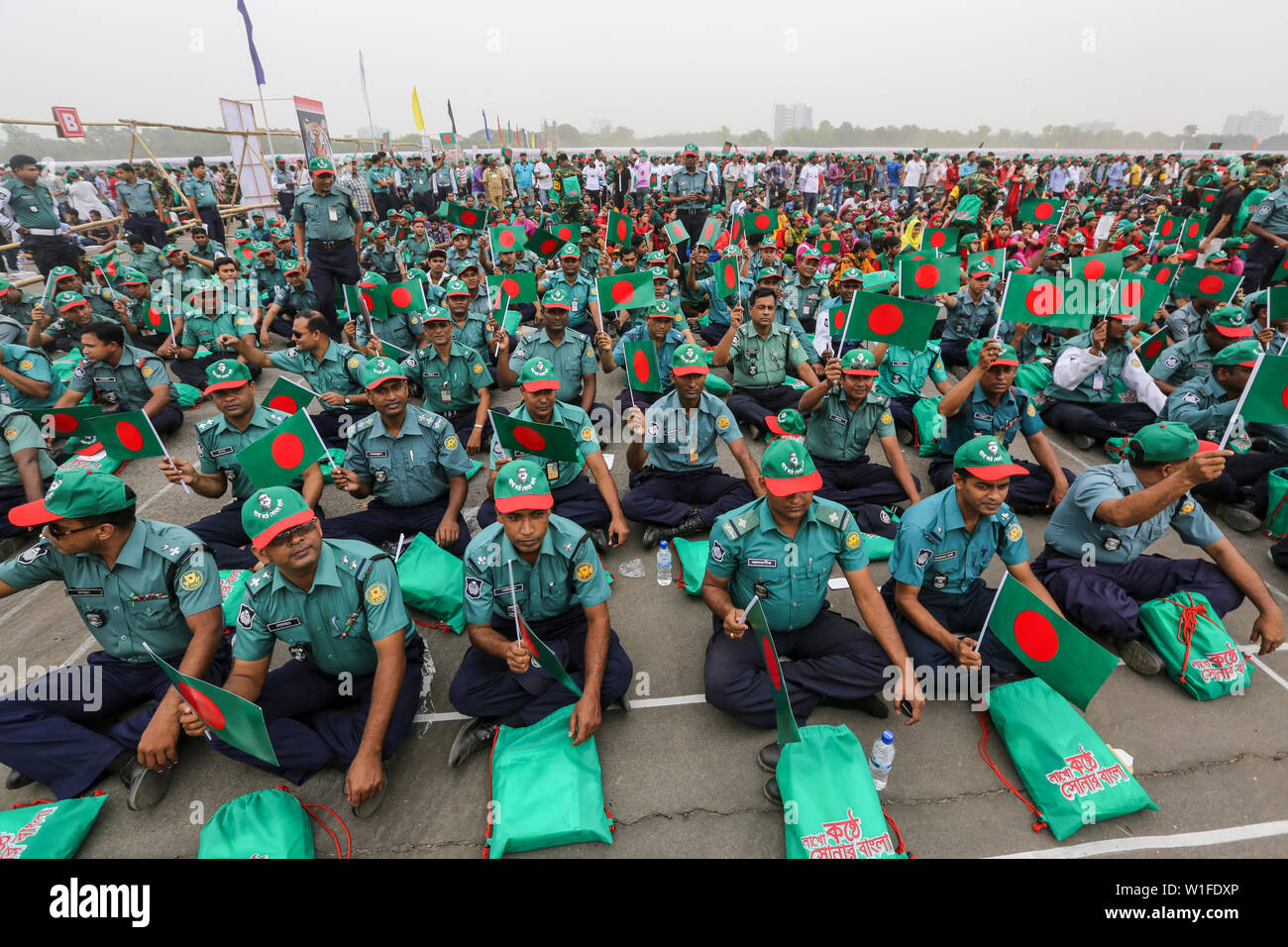Les membres des forces de sécurité participer à l'événement intitulé "Lakho Konthe Shonar Bangla". Plus de 2,5 personnes lakh hymne national chorus au niveau national P Banque D'Images