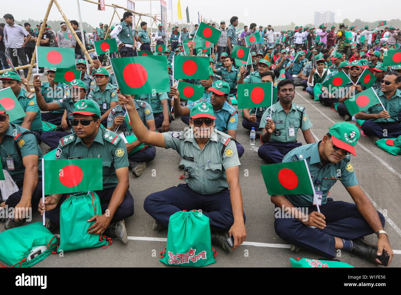 Les membres des forces de sécurité participer à l'événement intitulé "Lakho Konthe Shonar Bangla". Plus de 2,5 personnes lakh hymne national chorus au niveau national P Banque D'Images