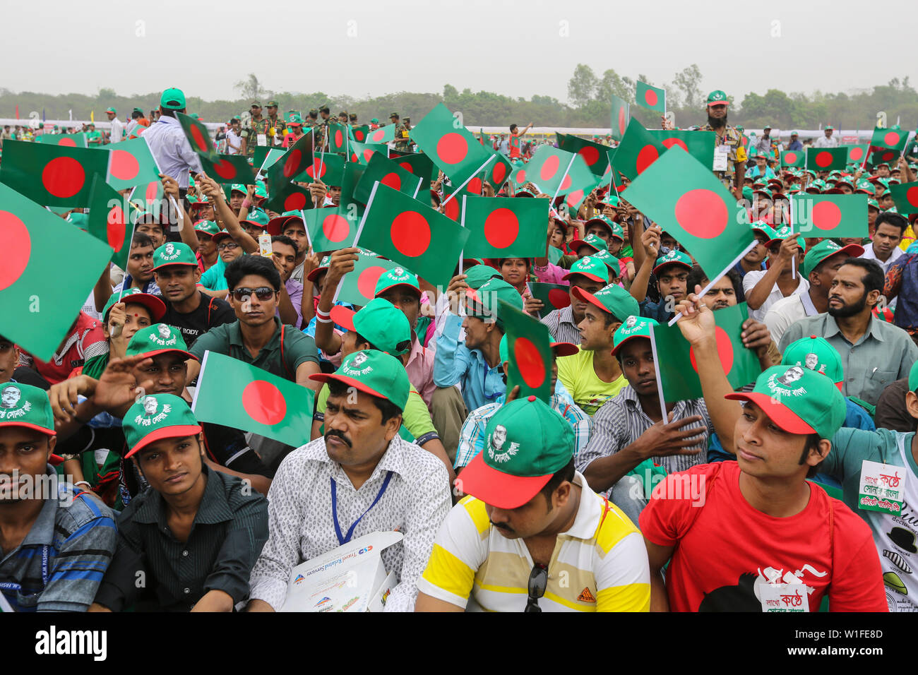 Les gens participent à l'événement intitulé "Lakho Konthe Shonar Bangla". Plus de 2,5 personnes lakh hymne national chorus de Parade à l'échelle nationale dans le but de Banque D'Images