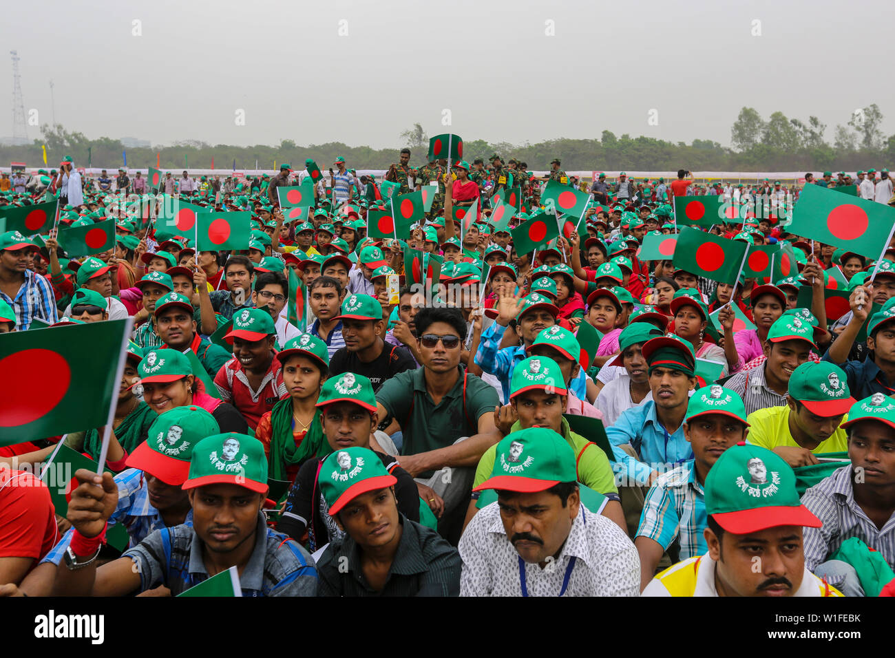 Les gens participent à l'événement intitulé "Lakho Konthe Shonar Bangla". Plus de 2,5 personnes lakh hymne national chorus de Parade à l'échelle nationale dans le but de Banque D'Images