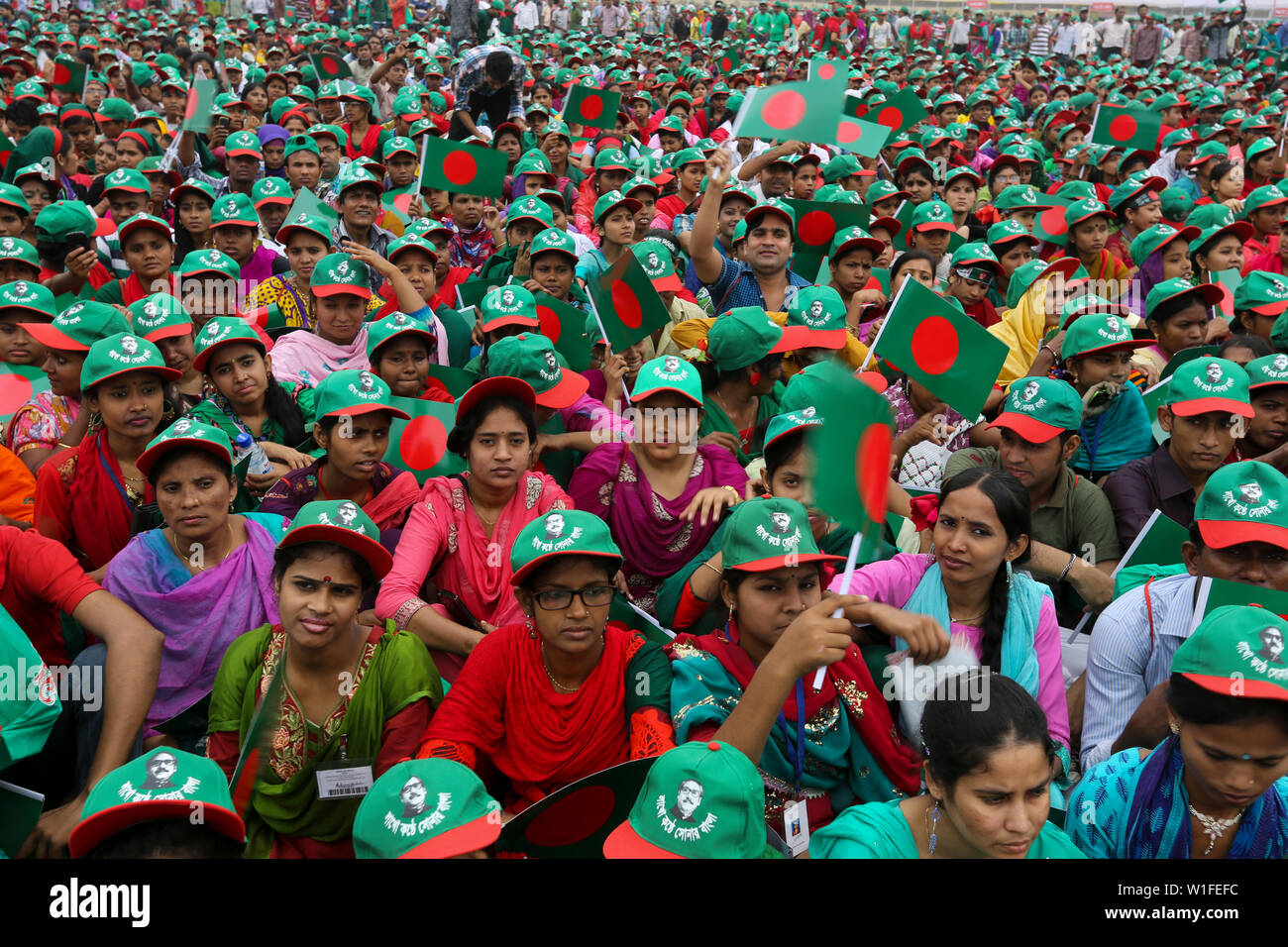 Les femmes participent à l'événement intitulé "Lakho Konthe Shonar Bangla". Plus de 2,5 personnes lakh hymne national chorus de Parade à l'échelle nationale dans le but de Banque D'Images