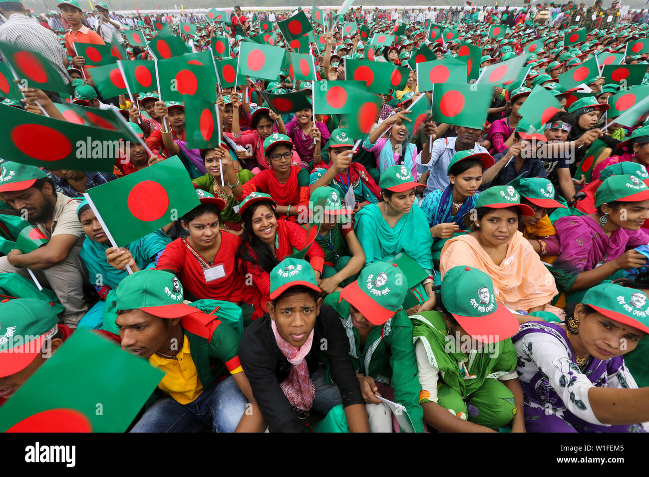 Les gens participent à l'événement intitulé "Lakho Konthe Shonar Bangla". Plus de 2,5 personnes lakh hymne national chorus de Parade à l'échelle nationale dans le but de Banque D'Images