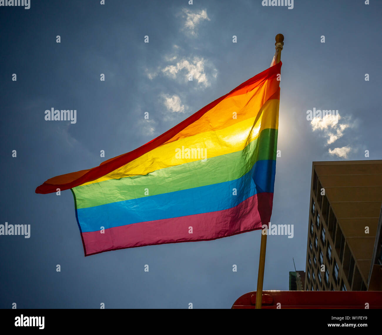 Un drapeau arc-en-ciel vole d'une entreprise à New York, le jeudi 27 juin 2019, à l'avance au Stonewall 50/ World Pride Parade. (© Richard B. Levine) Banque D'Images