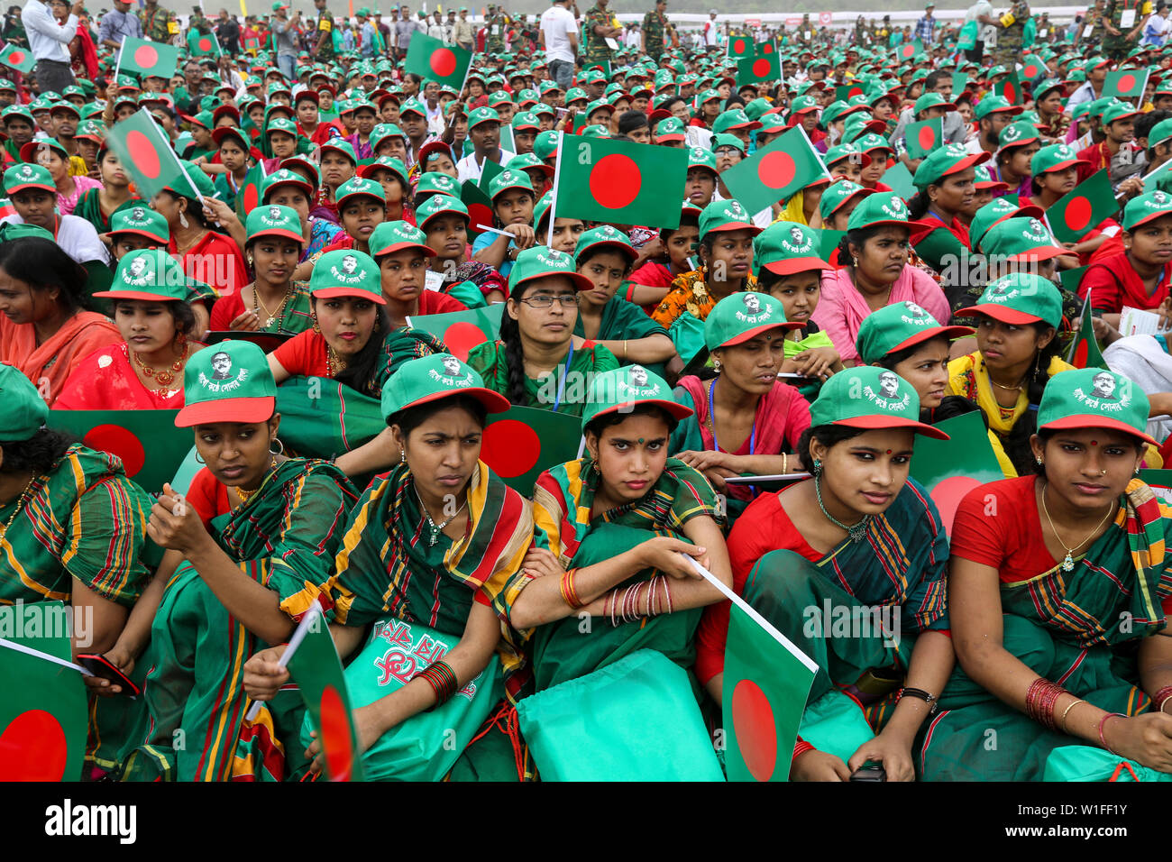 Femme participer à l'événement intitulé "Lakho Konthe Shonar Bangla". Plus de 2,5 personnes lakh hymne national chorus de Parade à l'échelle nationale dans le but de Banque D'Images
