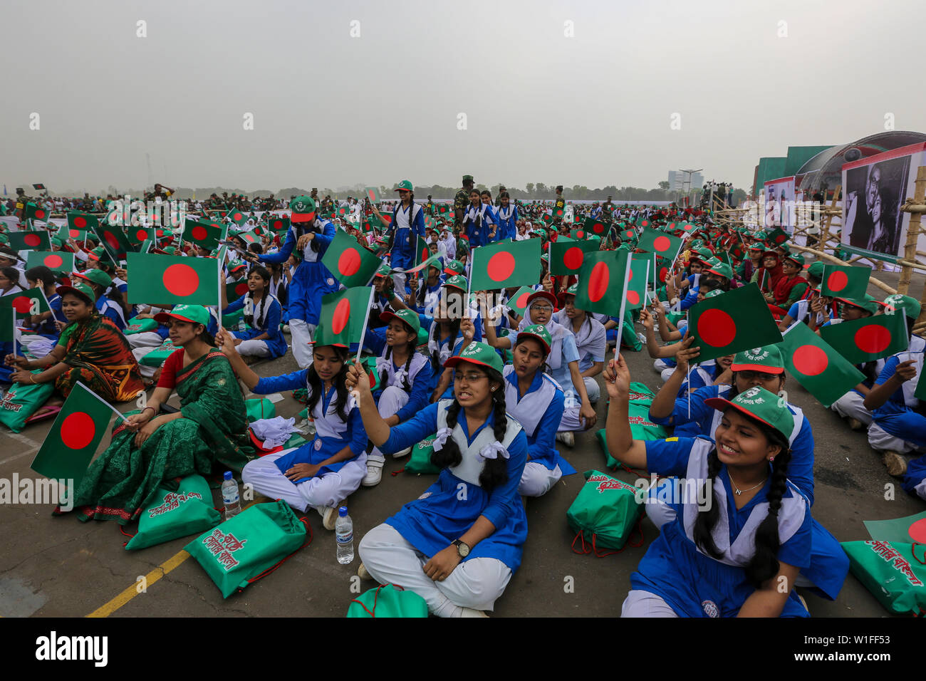 Les élèves participent à l'événement intitulé "Lakho Konthe Shonar Bangla". Plus de 2,5 personnes lakh chorus hymne nationale à l'échelle nationale de Parade dans une soumission Banque D'Images