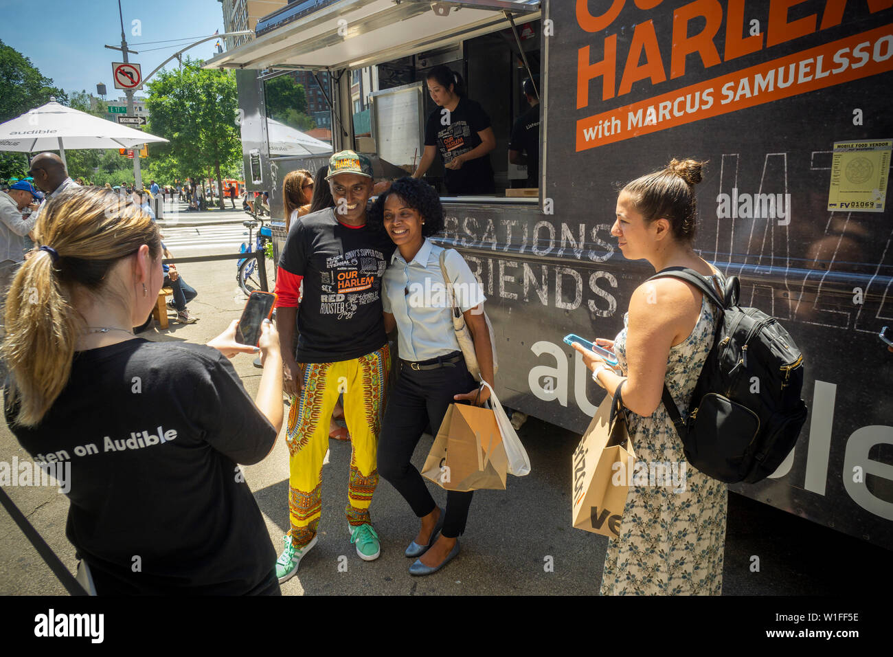 Le célèbre chef Marcus Samuelsson accueille les visiteurs à l'audible camion alimentaire qui sert ses plats dans des échantillons de Union Square à New York le jeudi, Juin 27, 2019. L'Audible voix Samuelsson, adaptation d'un livre audio "Notre Harlem", de son livre Red Rooster ajout d'entrevues. (© Richard B. Levine) Banque D'Images