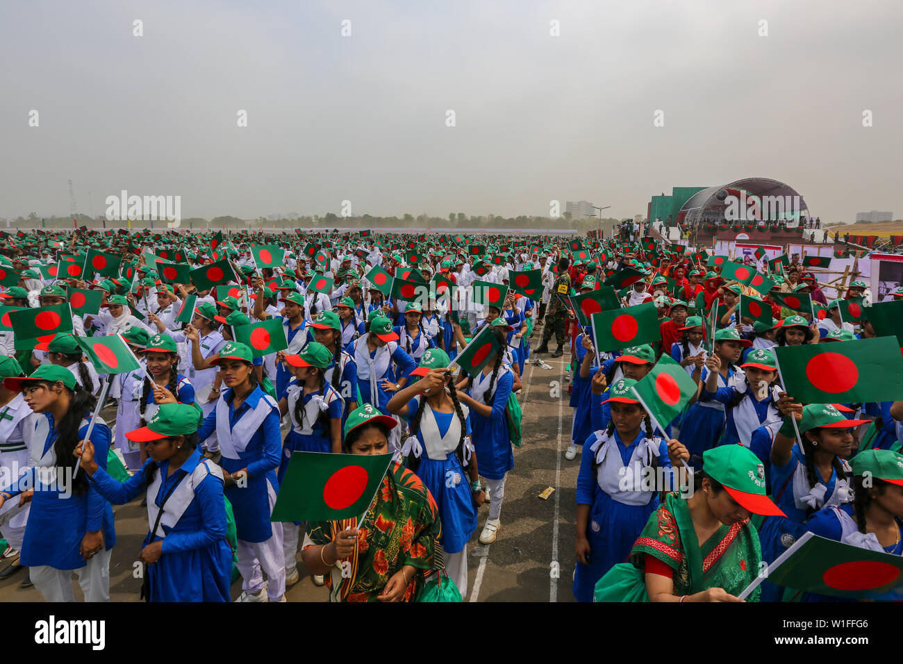 Les élèves participent à l'événement intitulé "Lakho Konthe Shonar Bangla". Plus de 2,5 personnes lakh chorus hymne nationale à l'échelle nationale de Parade dans une soumission Banque D'Images