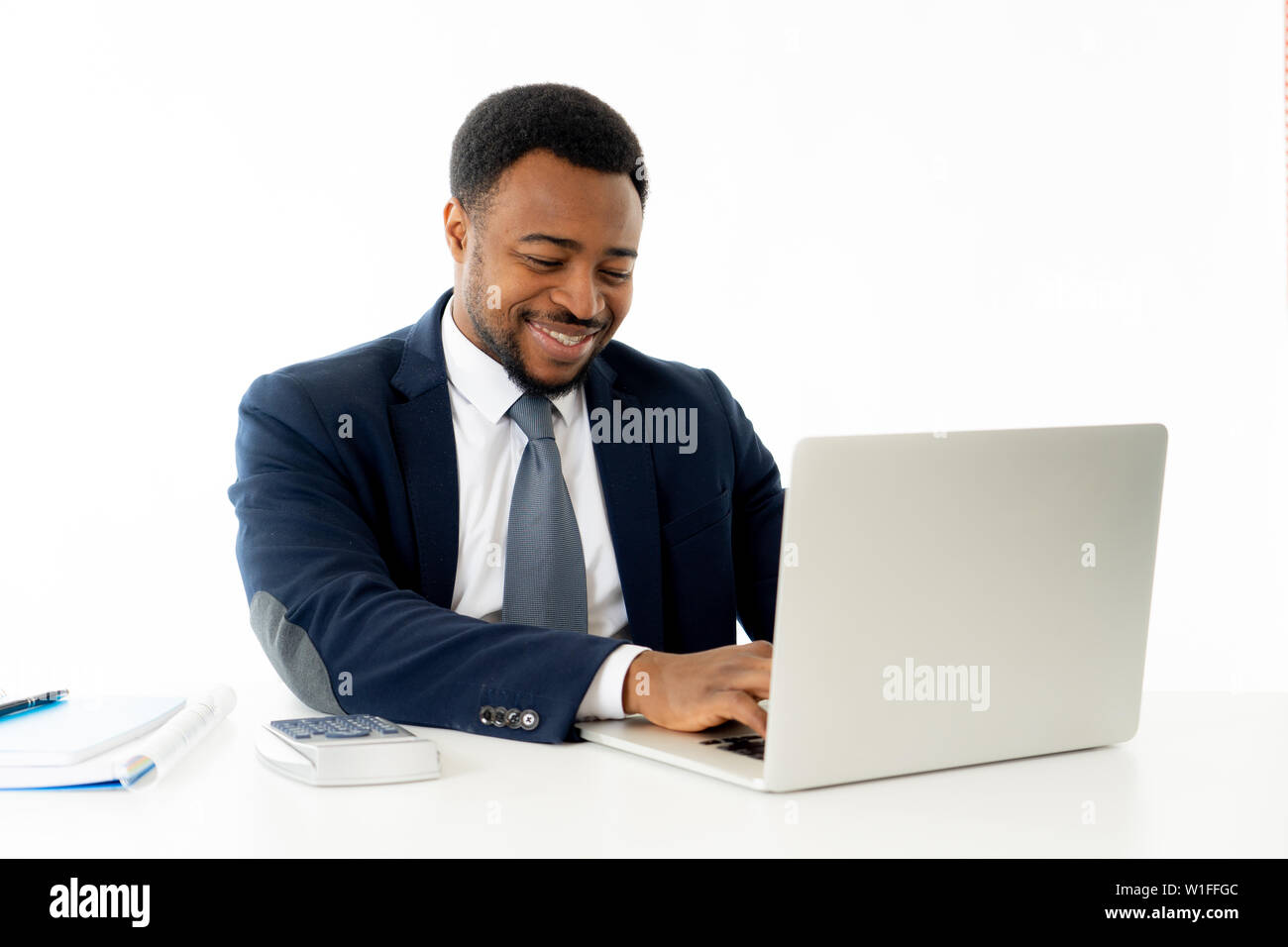 Souriant et confiant beard african american businessman with laptop exécutif travailler et surfer sur internet dans les personnes, l'entreprise, succès et Te Banque D'Images