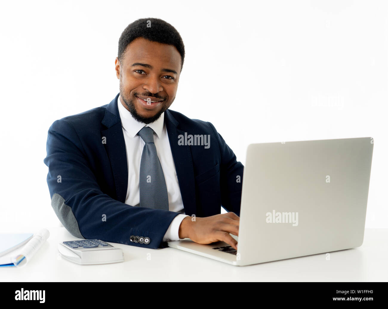 Souriant et confiant beard african american businessman with laptop exécutif travailler et surfer sur internet dans les personnes, l'entreprise, succès et Te Banque D'Images