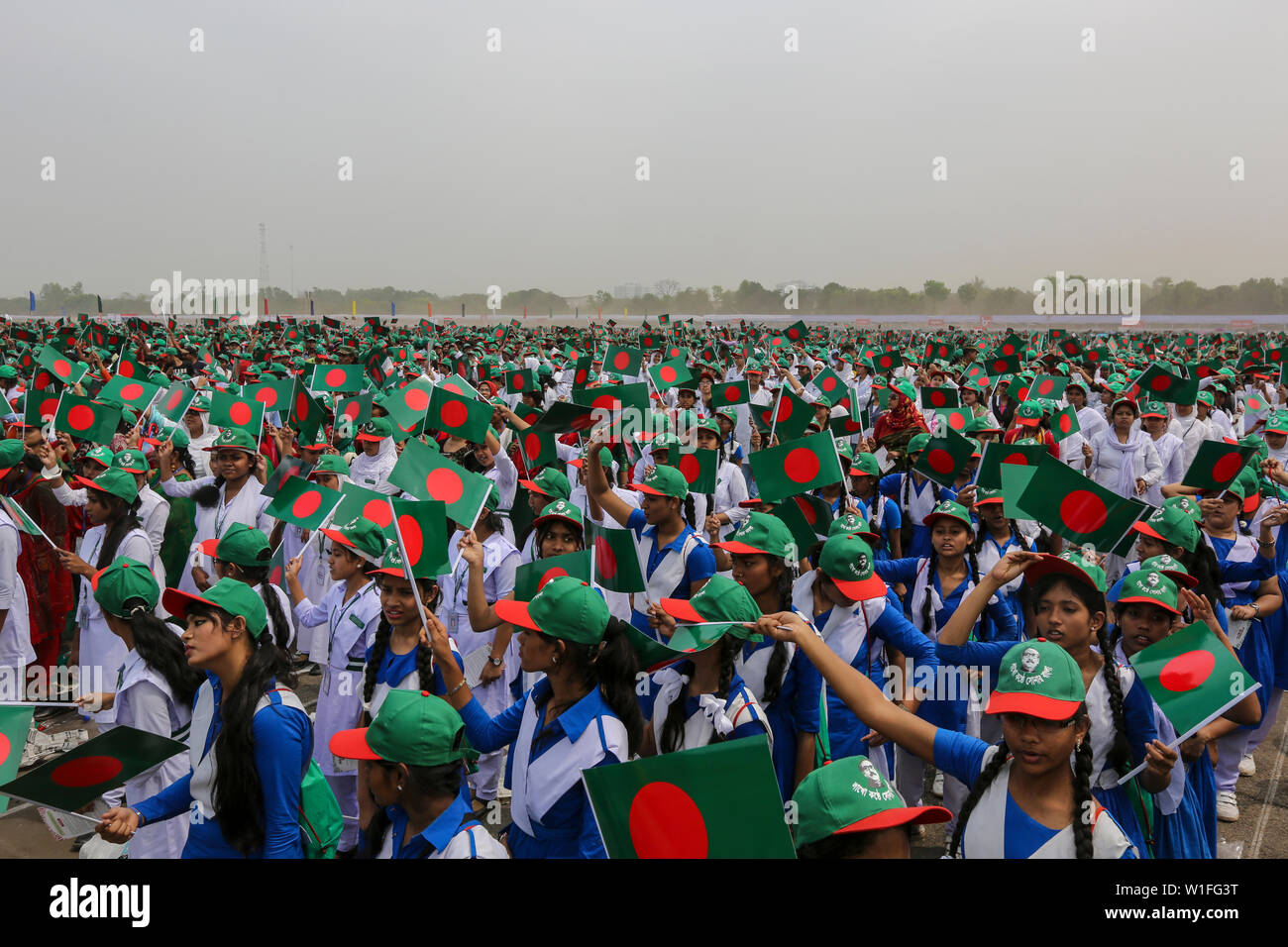 Les élèves participent à l'événement intitulé "Lakho Konthe Shonar Bangla". Plus de 2,5 personnes lakh chorus hymne nationale à l'échelle nationale de Parade dans une soumission Banque D'Images
