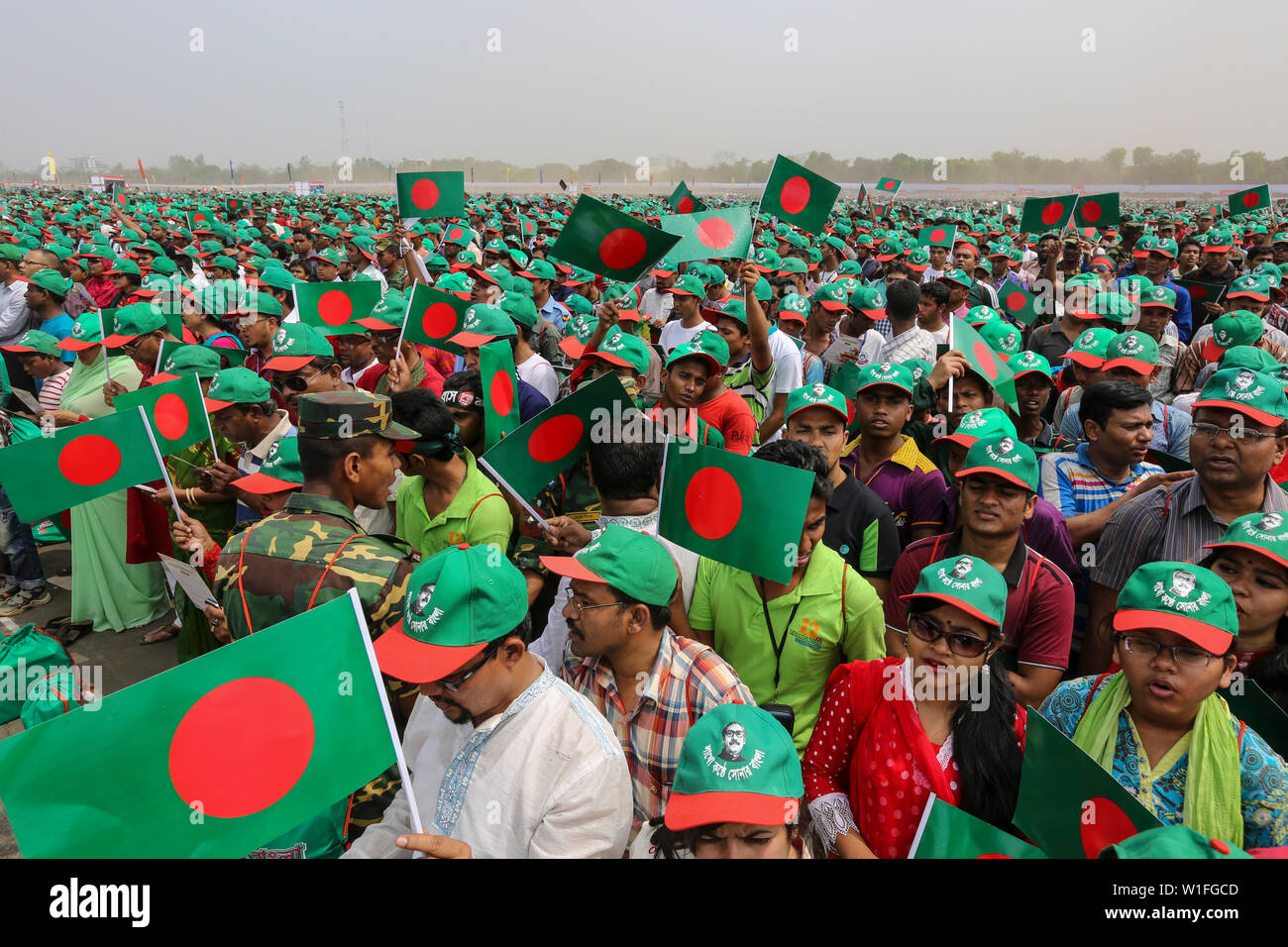 Les gens participent à l'événement intitulé "Lakho Konthe Shonar Bangla". Plus de 2,5 personnes lakh hymne national chorus de Parade à l'échelle nationale dans le but de Banque D'Images