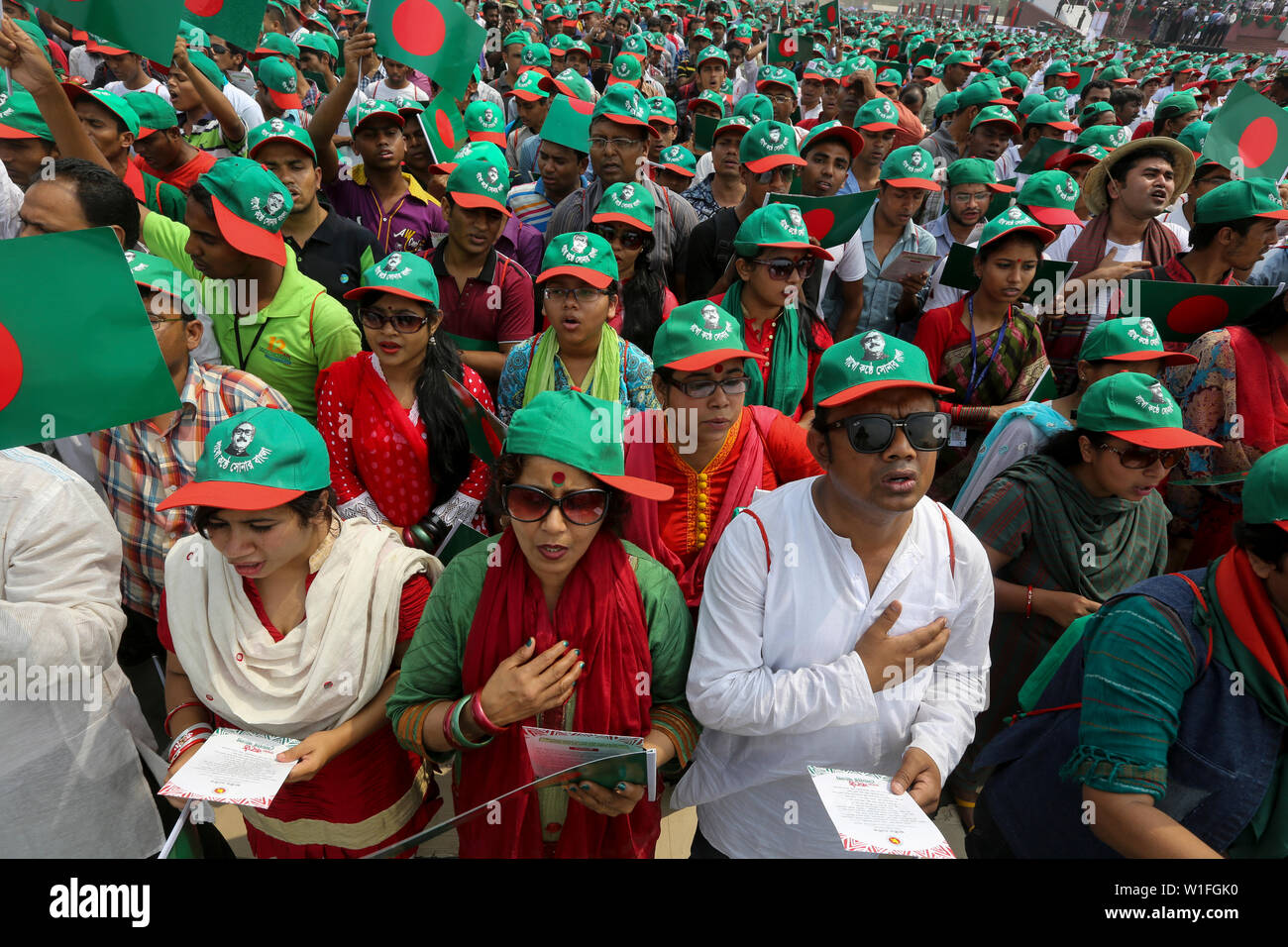 Les gens participent à l'événement intitulé "Lakho Konthe Shonar Bangla". Plus de 2,5 personnes lakh hymne national chorus de Parade à l'échelle nationale dans le but de Banque D'Images