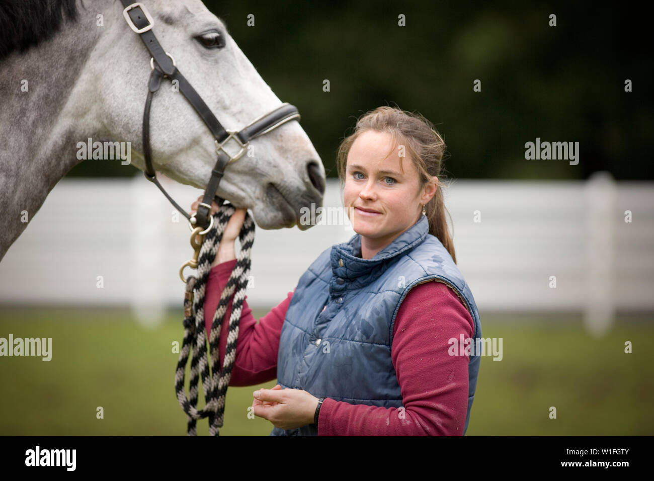 Portrait d'une jeune femme debout avec son cheval Banque D'Images