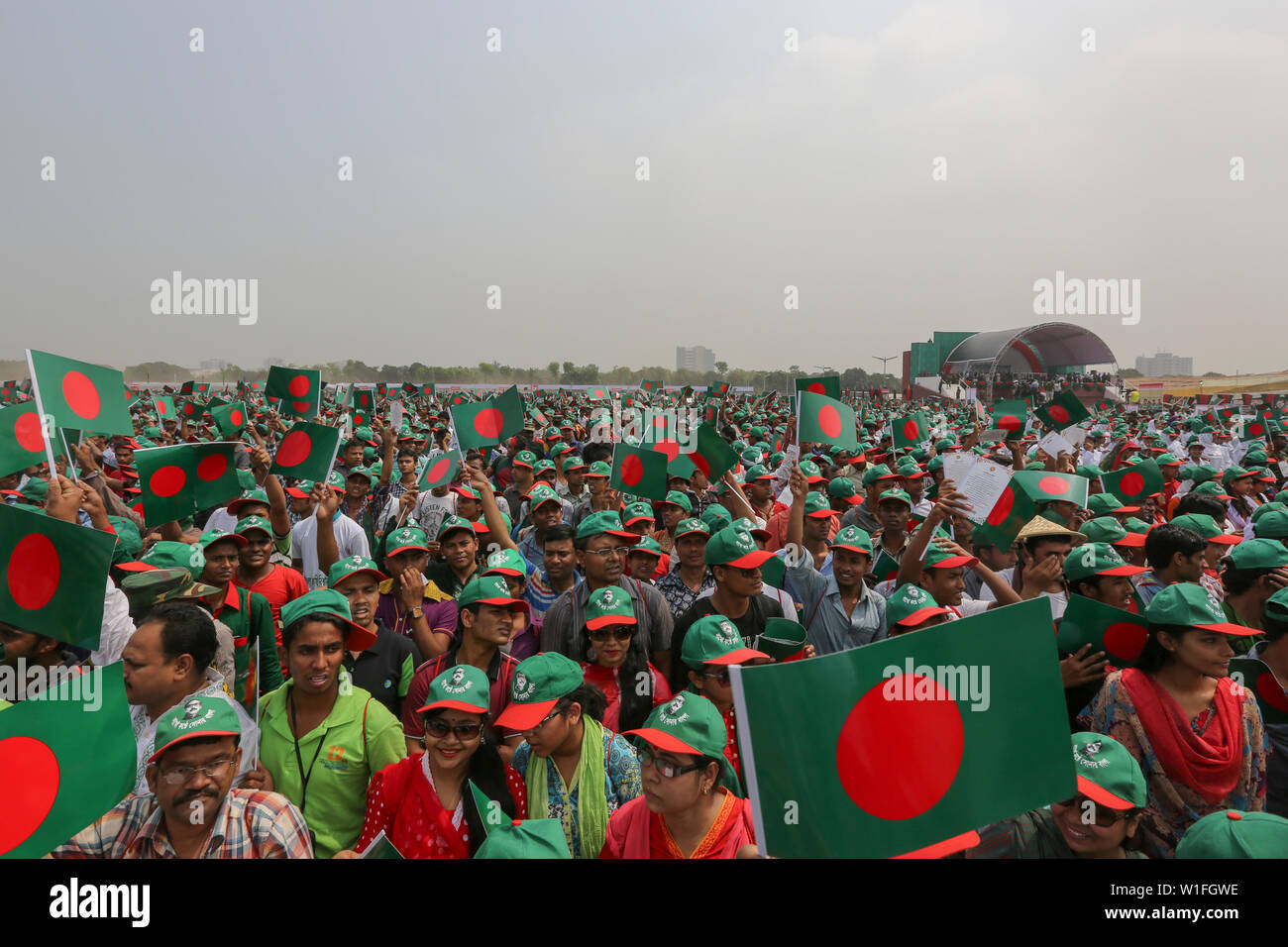 Les gens participent à l'événement intitulé "Lakho Konthe Shonar Bangla". Plus de 2,5 personnes lakh hymne national chorus de Parade à l'échelle nationale dans le but de Banque D'Images