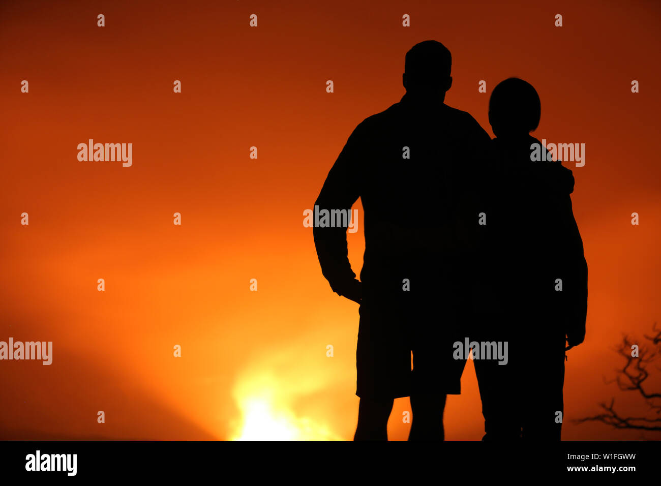 Scène Hawaï. Les personnes à la randonnée au volcan lave hawaïens glow la nuit : cratère Halemaumau au sein de la caldeira du volcan Kilauea à Hawaii Volcanoes National Park sur la grande île. Banque D'Images
