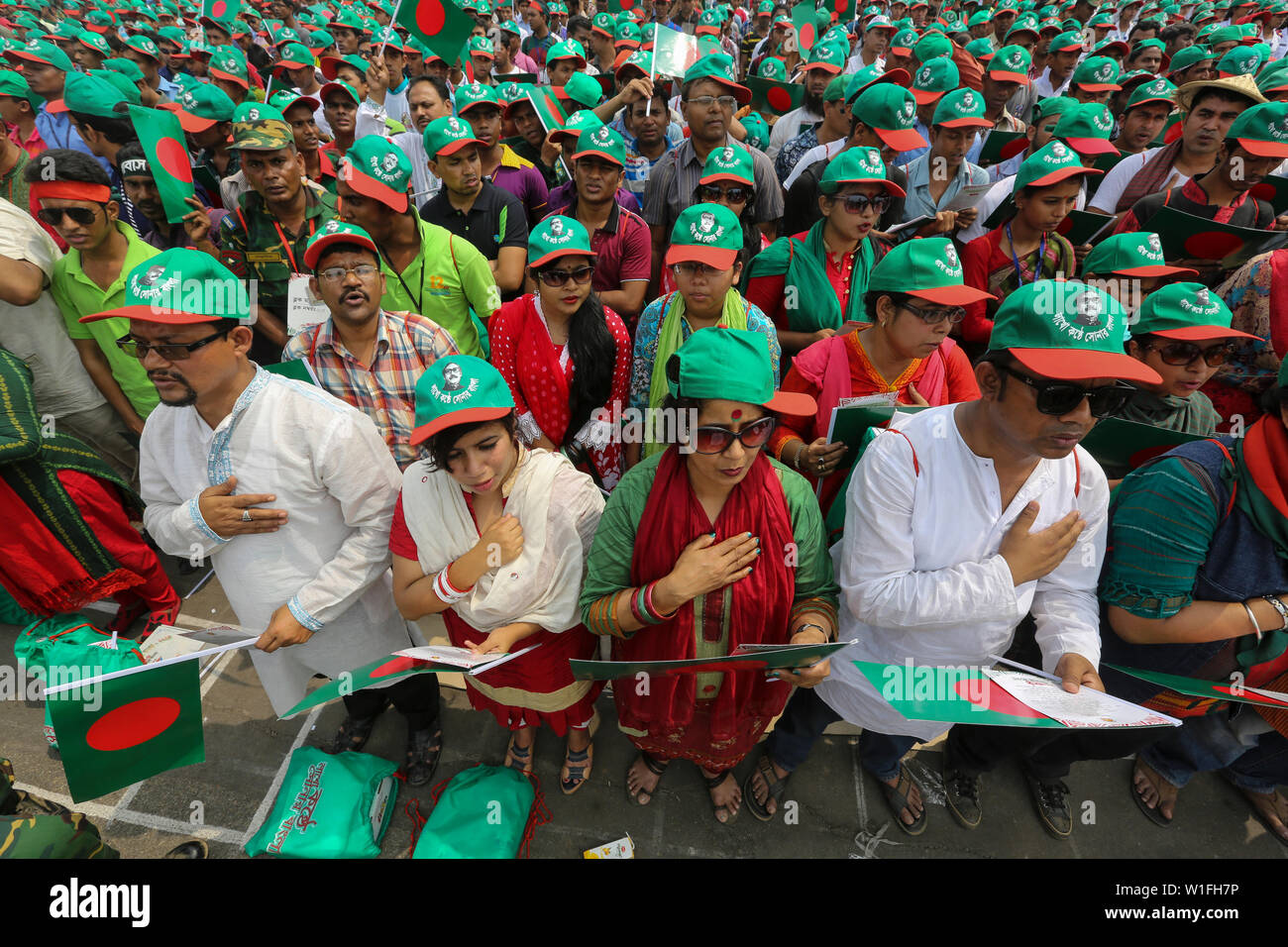 Les gens participent à l'événement intitulé "Lakho Konthe Shonar Bangla". Plus de 2,5 personnes lakh hymne national chorus de Parade à l'échelle nationale dans le but de Banque D'Images