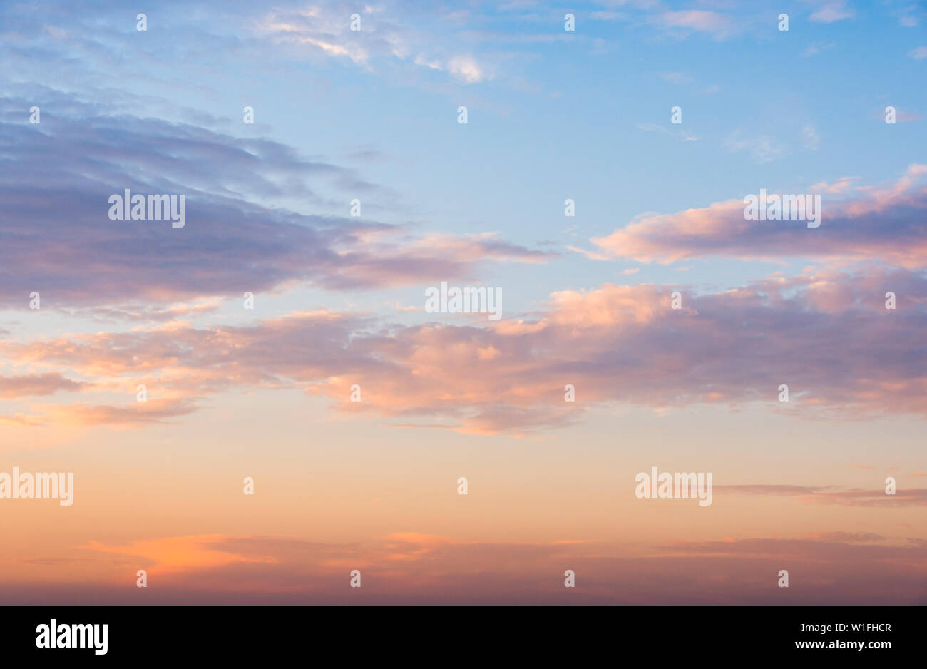 Depuis 2005, je n'ai jamais tourné une photo cloudscape, pour aucune raison. Il y a plusieurs jours, j'ai pris cette un comme un nouveau début de ma photographie la vie. Banque D'Images