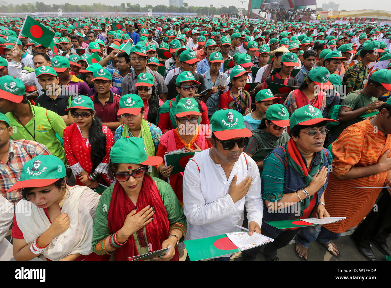 Les gens participent à l'événement intitulé "Lakho Konthe Shonar Bangla". Plus de 2,5 personnes lakh hymne national chorus de Parade à l'échelle nationale dans le but de Banque D'Images
