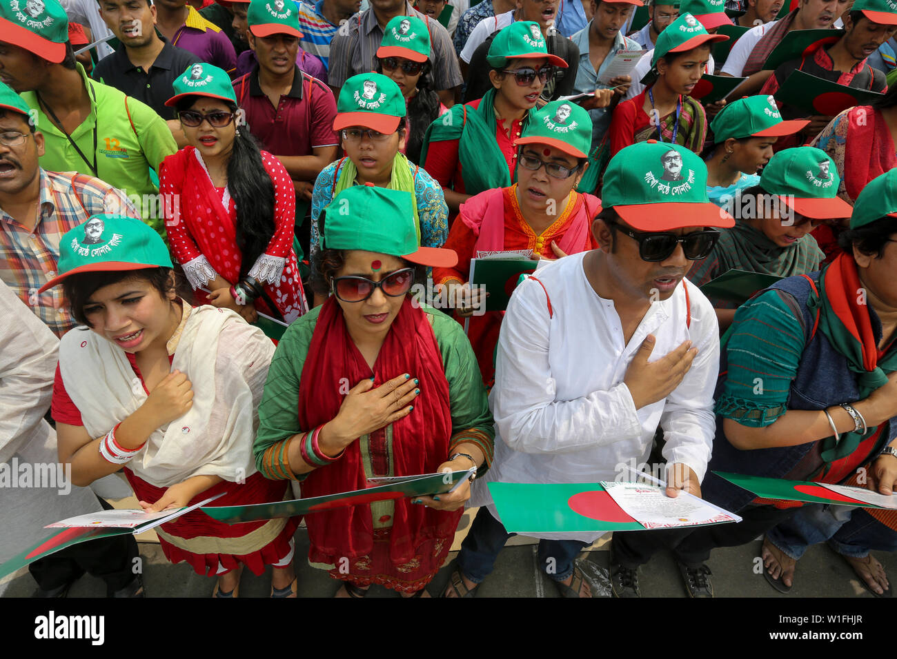 Les gens participent à l'événement intitulé "Lakho Konthe Shonar Bangla". Plus de 2,5 personnes lakh hymne national chorus de Parade à l'échelle nationale dans le but de Banque D'Images