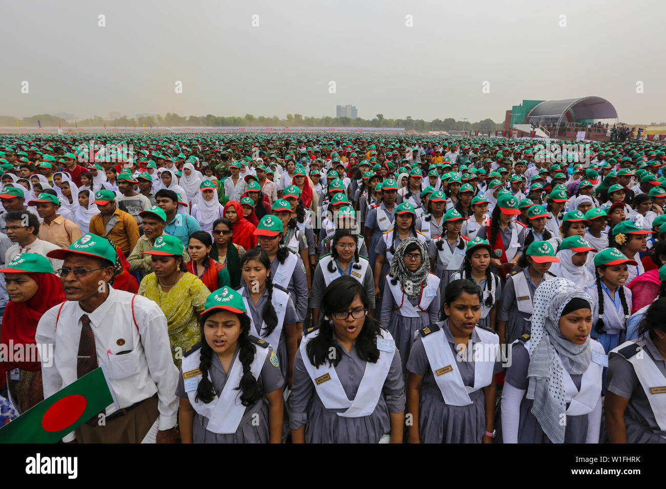 Les élèves participent à l'événement intitulé "Lakho Konthe Shonar Bangla". Plus de 2,5 personnes lakh chorus hymne nationale à l'échelle nationale de Parade dans une soumission Banque D'Images