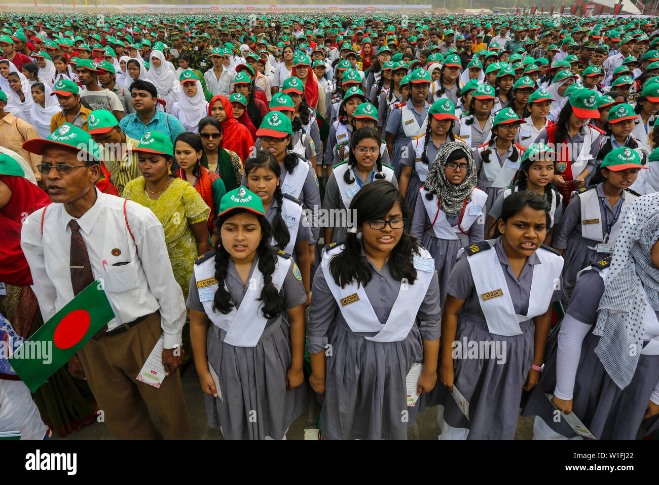 Les élèves participent à l'événement intitulé "Lakho Konthe Shonar Bangla". Plus de 2,5 personnes lakh chorus hymne nationale à l'échelle nationale de Parade dans une soumission Banque D'Images