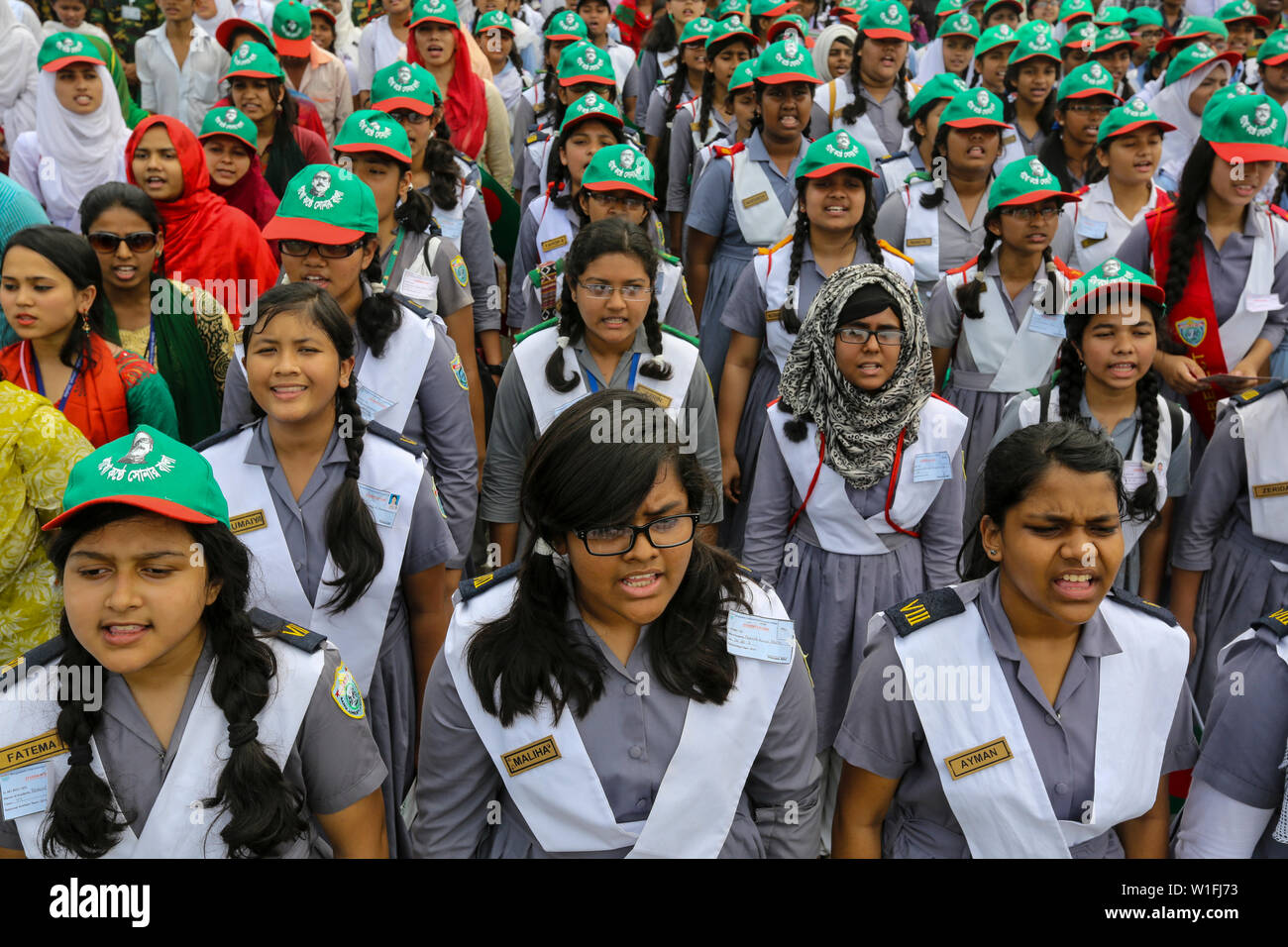 Les élèves participent à l'événement intitulé "Lakho Konthe Shonar Bangla". Plus de 2,5 personnes lakh chorus hymne nationale à l'échelle nationale de Parade dans une soumission Banque D'Images