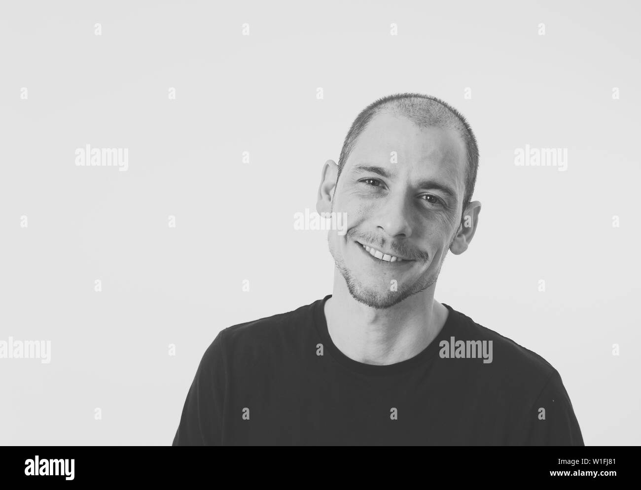 Les émotions humaines et les expressions faciales. Portrait de jeune homme, sourire et rire avec l'expression du visage heureux. Portraits de personnes isolées en bac neutre Banque D'Images