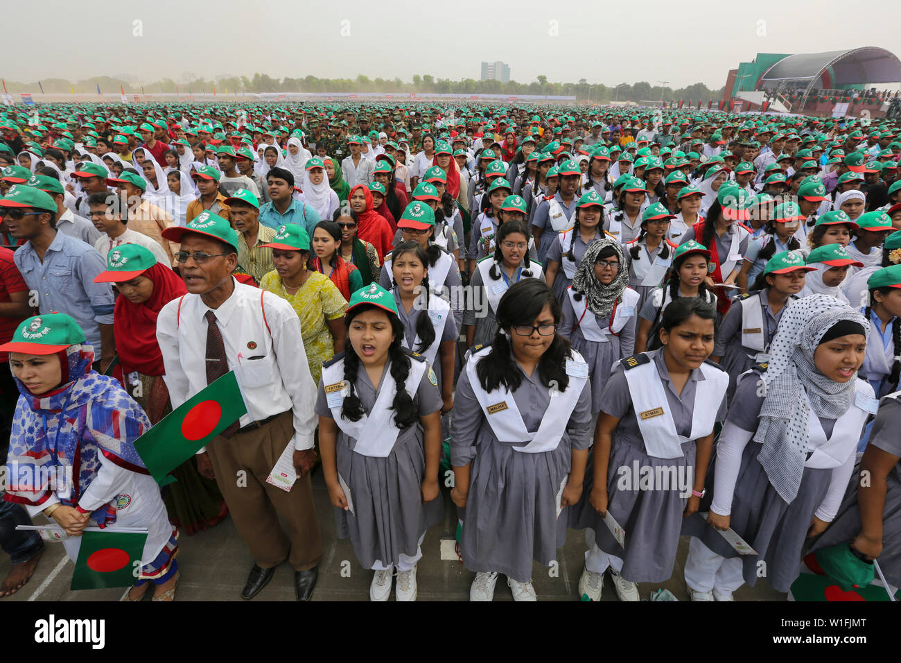 Les élèves participent à l'événement intitulé "Lakho Konthe Shonar Bangla". Plus de 2,5 personnes lakh chorus hymne nationale à l'échelle nationale de Parade dans une soumission Banque D'Images