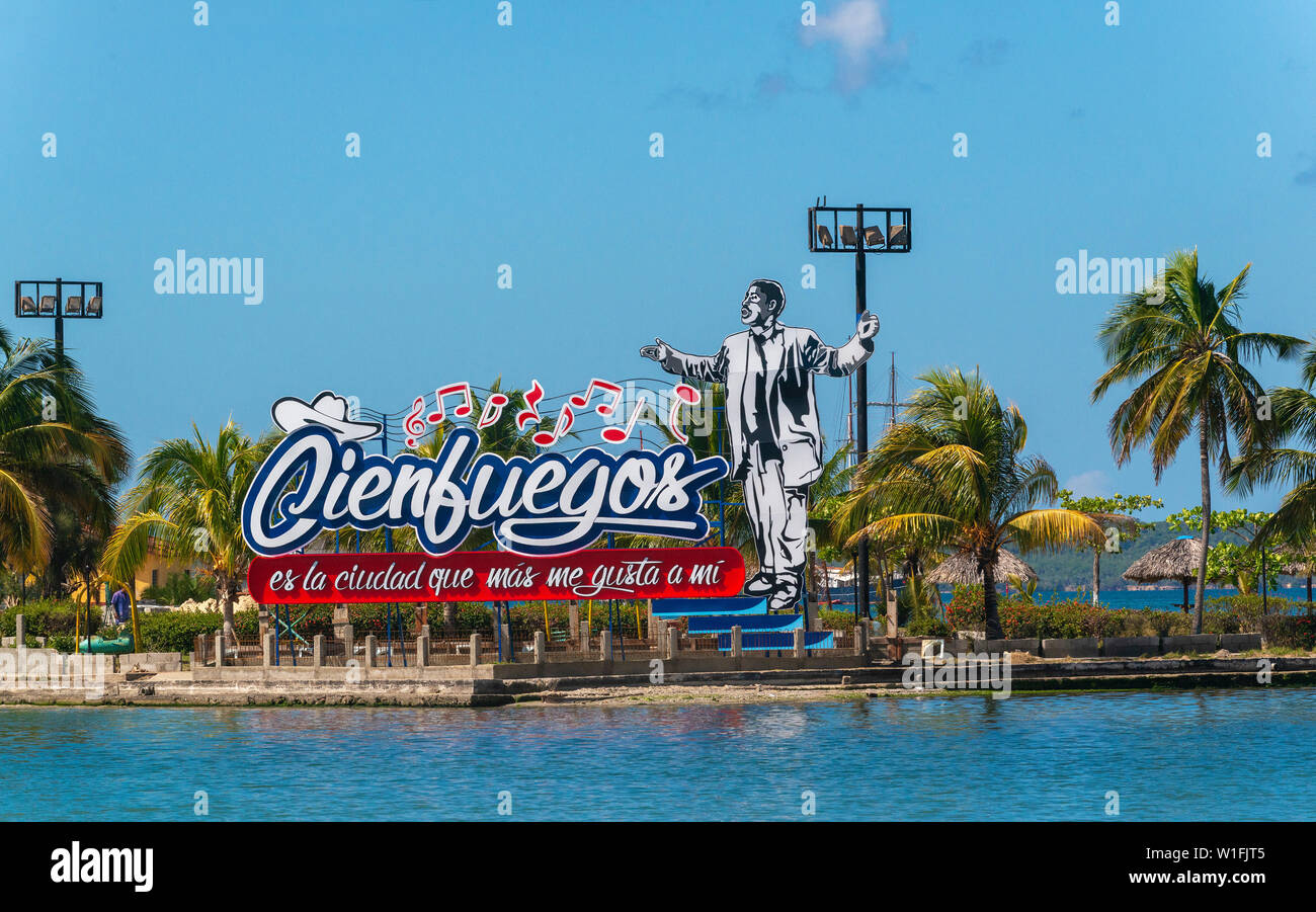 Cienfuegos signe sur le bord de l'eau à l'extérieur de la ville, de Cuba, des Caraïbes Banque D'Images